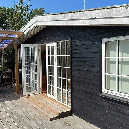 Charming Traditional Summer House *